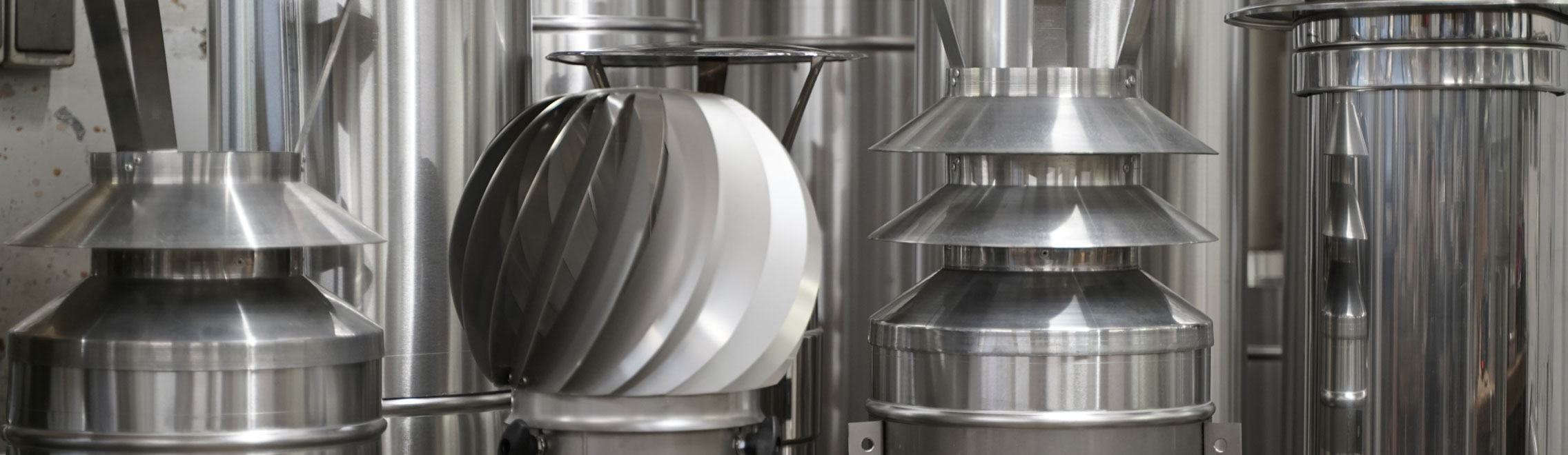 moldrich-26-produkte-header-02 Row of stainless steel turbine components and impellers in an industrial workshop.
